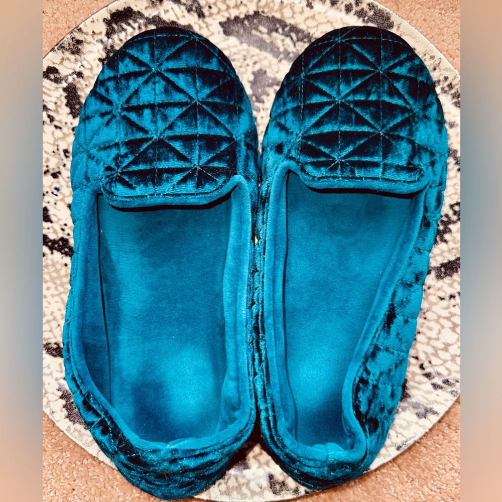 Like-New Isotoner Crushed Velour Memory Foam Slippers Size 6.5-7.5 Plush Quilted